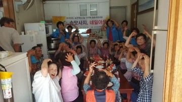 군위군 여성자원봉사대  찾아가는 손마사지 봉사 활동 펼쳐