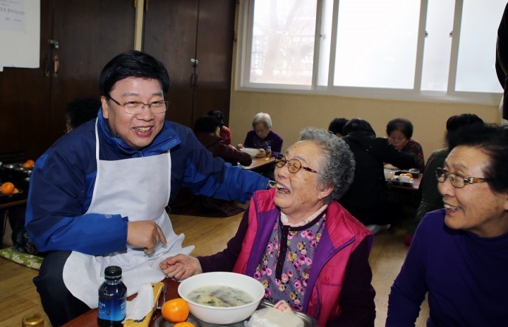 권선택 대전시장, 떡국 많이 드시고 건강하세요!
