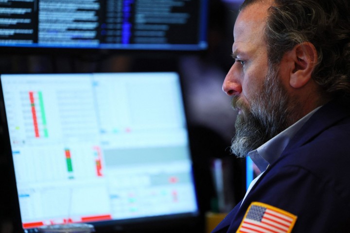 ‘100달러 유가’ 습격에 뉴욕증시 침몰… 다우, 연중 최저치 경신