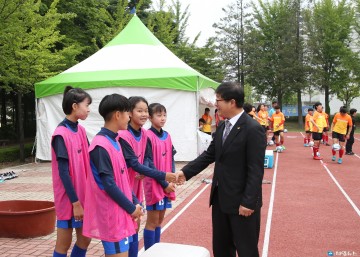 민광기 충주시장 권한대행 44년 前 금메달리스트, 후배 격려
