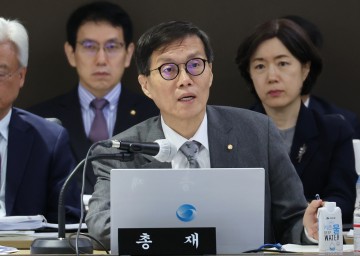 한은총재 "규제 다시 조여도 가계부채 안잡히면 금리인상 고려"