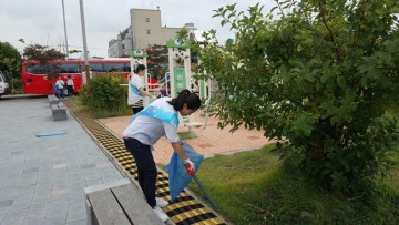 꾸준한 쓰레기 줍기 봉사 ‘눈길’