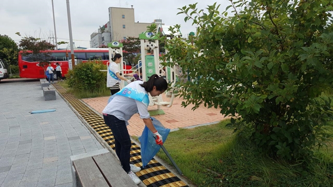 꾸준한 쓰레기 줍기 봉사 ‘눈길’