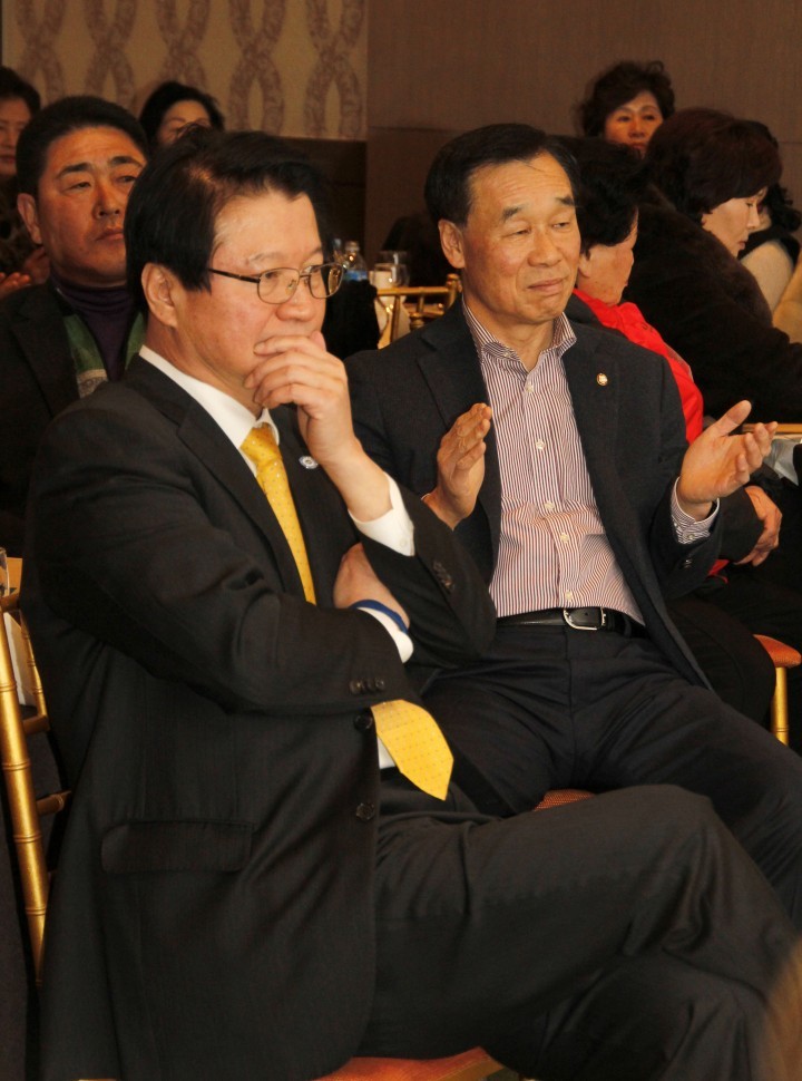 원창묵 원주시장과 김기선 국회의원 '진지와 박수 사이'