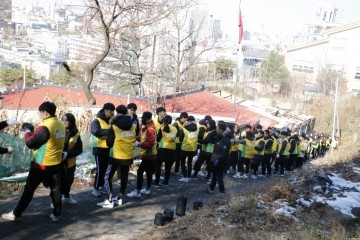 청주 신천지자원봉사단 중앙동,수동 10가구에 연탄 2,000장 전달