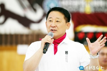 ‘제1회 대전체육인 대화합한마당 체육대회’에 덕담하는 서철모 서구청장