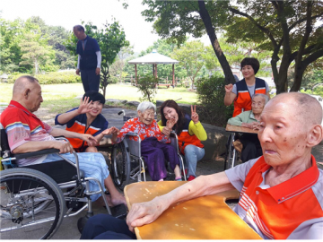 사랑의 사다리 밴드, 어르신들께 말벗봉사와 점심 급식봉사