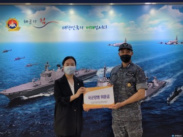 충북남부보훈지청, 청주함 방문해 국군장병 위문금 전달