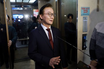 경찰, '통일교 금품수수 의혹' 전재수 전 장관 오늘 피의자 소환