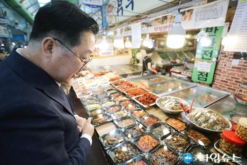 “추석 준비는 전통시장서”…반찬 고르는 이장우 대전시장