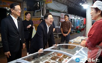 산성뿌리시장에서 상인과 대화 나누는 이장우 대전시장과 민경배 시의원