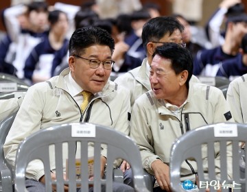 대화 나누는 송활섭 대전시의원·이상태 이사장