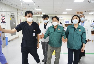 강기정 광주시장, “추석에도 아픈 시민 안심치료 의료진들에 진심 감사" 