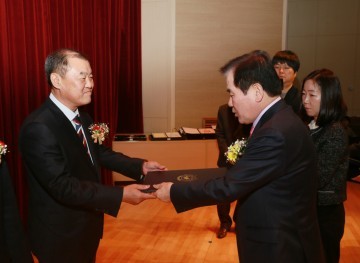 충남교육청, 하반기 퇴임 공무원 훈·포장 전수