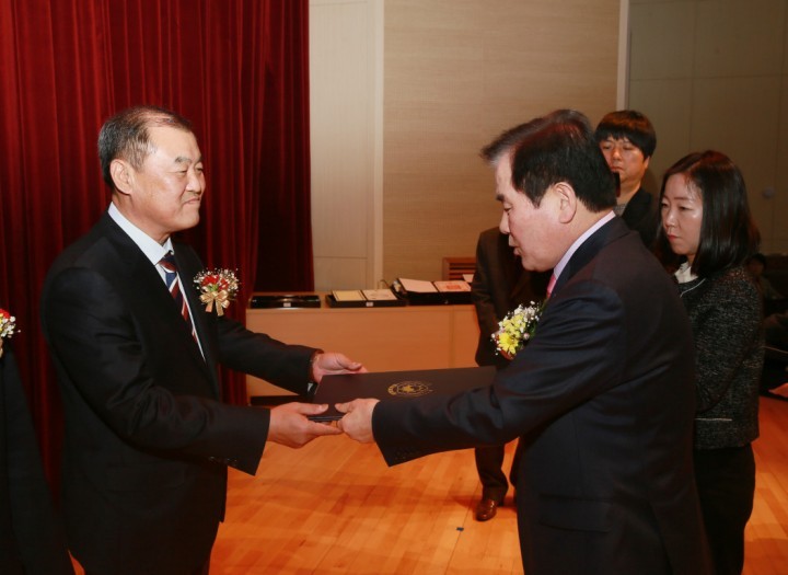 충남교육청, 하반기 퇴임 공무원 훈·포장 전수
