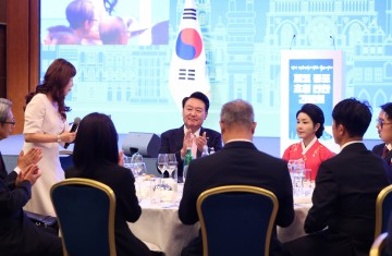 尹, 체코 동포 "양국 협력 확대, 사회에 큰 기회"