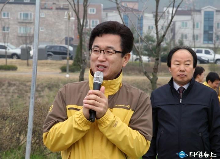 허태정 유성구청장, “행복나무를 심읍시다!”
