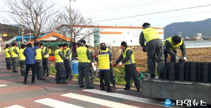 여수시, 주삼동 추위 녹이는 사랑의 연탄 배달 