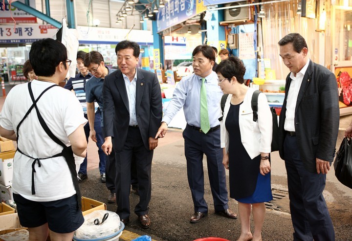대전시의회 복지환경위원회·교육위원회, “전통시장 방문, 상인격려 및 장보기 행사” 가져