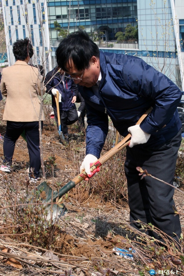 한현택 동구청장, “뒷동산에 나의 화단을 만들어 봅시다!”