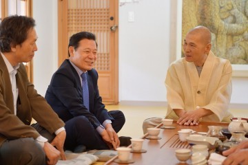 윤장현 시장 지선스님 만나  5·18 관련 주요 공약 현안 의견 나눠