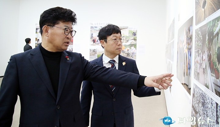 제21회 대전·충남 보도사진전 둘러보는 최충규 대덕구청장