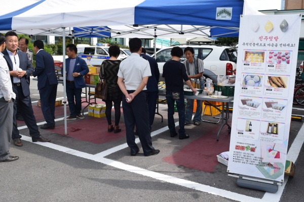 진주서, 1사 1촌 농산물 직거래 장터 열어...