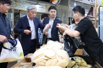 세종시교육청, 추석맞이 세종전통시장 장보기…상인 응원