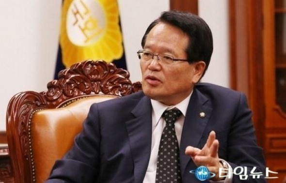 정의화 국회의장 국회 간부 50여명과 '님을 위한 행진곡' 제창 