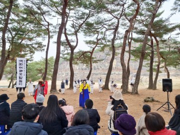 [포토뉴스] 신명과 흥이 넘치는 하회별신굿탈놀이, 관광객 매료!