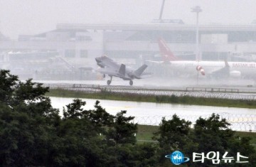[포토] 레이더에 안잡히는 '스텔스 F-35A' 2대, 지난3월에이어 15일 청주 기지 도착