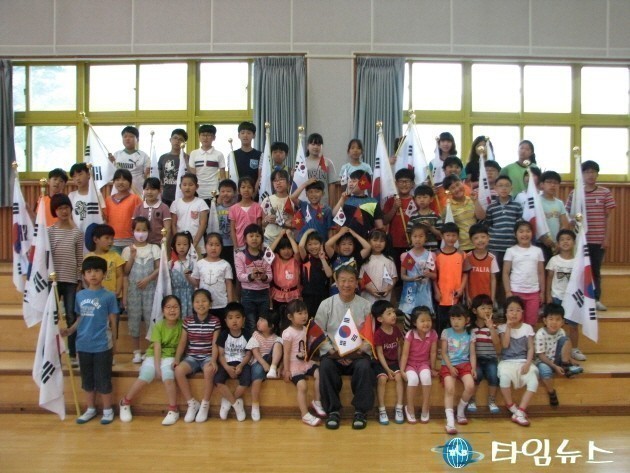 광양 다압초, 너와 나 하나 되는 다문화 사랑 ‘국기 증정식’ 실시