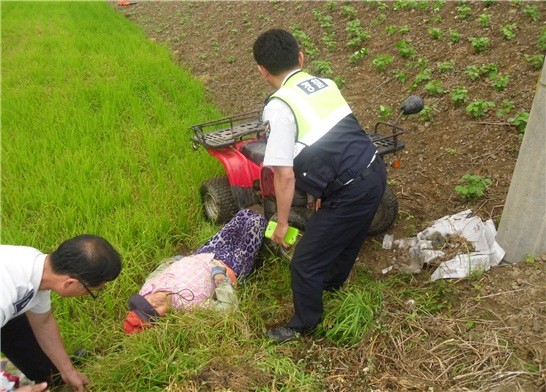 추락한 4륜 오토바이에 깔려  의식 잃은 73세 할머니 극적구조