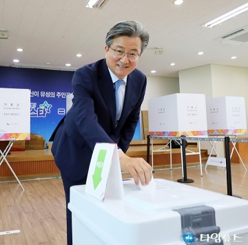사전투표 하는 정용래 유성구청장