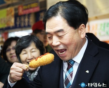박수범 대덕구청장, 중리달빛야시장의 먹거리에 빠지다!