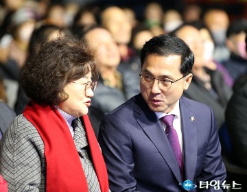 ‘대청호 벚꽃축제’에서 대화 나누는 박영순 구의장과 박희조 구청장