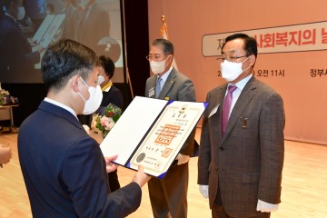 이승부 천봉산요양원장 국민포장 수상