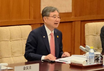 조현, 北대화복귀 中노력 당부…왕이 "한반도 안정 건설적 역할 지속"
