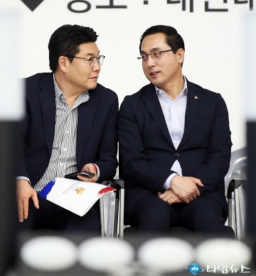 대화 나누는 정명국 대전시의원과 박희조 동구청장