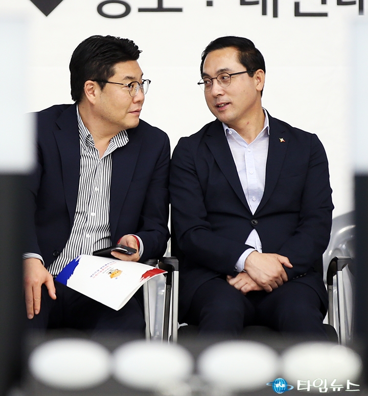 대화 나누는 정명국 대전시의원과 박희조 동구청장