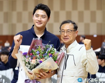 오상욱 금메달리스트와 사진 찍는 민경배 대전시의회 의원
