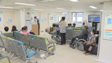 한국인 외래진료 연 17.9회… 4년 만에 줄었지만 여전히 OECD '3배'
