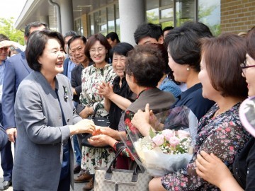 김정숙 여사, 광주 효령노인복지타운 방문