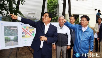 박수범 대덕구청장, 권선택 시장에게 설명중!