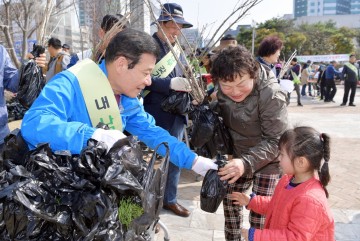 광주시, 무궁화 등 나무 나누어주기... 시민들 ‘호응’