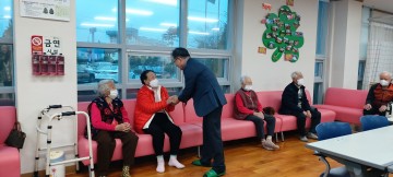 김진열 군위군수, 군위군재가노인지원센터 방문