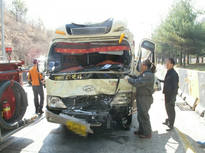  중부내륙 고속도로 교통사고 발생(승합)
