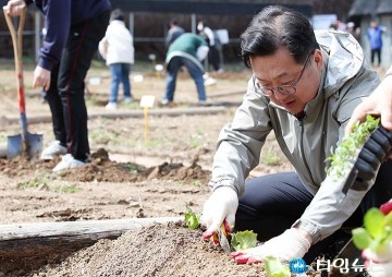 이장우 대전시장, 책상 대신 텃밭으로…모종 심기 나서