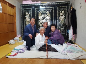 소보면, 100세 어르신께 장수지팡이 전달