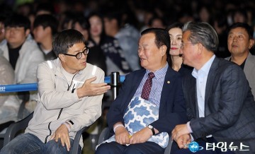 ‘국화음악회’에서 대화 나누는 이석봉·송봉식·정용래